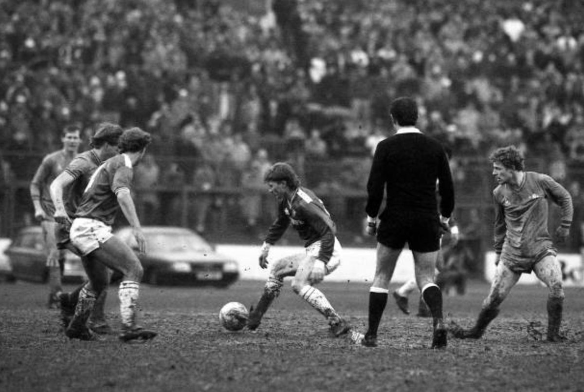 LCFCprogs's tweet photo. #ChangeStrip 🦊
1st Feb 1986: More photos from the 2-2 draw at #Chelsea – our only fixture that month! Easy to forget what a soulless experience the away end at #StamfordBridge was in the 80's...
#LCFC #CFC #SimonMorgan #IanAndrews #TonySealy #AndyFeeley #JohnONeill #IanBanks https://t.co/OvX9mfa3ry