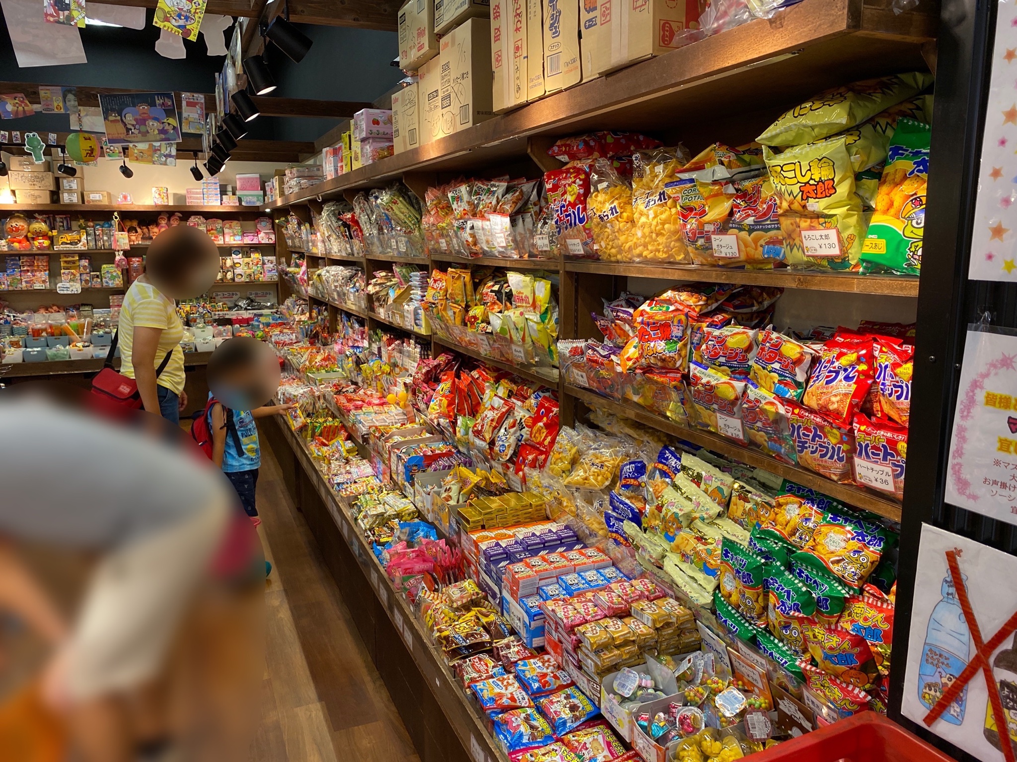 しょぼ 駄菓子屋さん 1丁目1番地 だお 昭和レトロ感あふれ過ぎでワクワクが止まらないお 駄菓子だけじゃなく スーパーボール等の玩具までこの品揃えだお ああ大変 別腹をもう一つ用意しないといけないお イオンモール幕張新都心 T Co