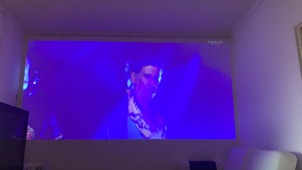 壁一面がスクリーン！
撮り溜めてたライブ映像が捗る〜
ポップインアラジン最高！！
#popInaladdin  #enjoyhome