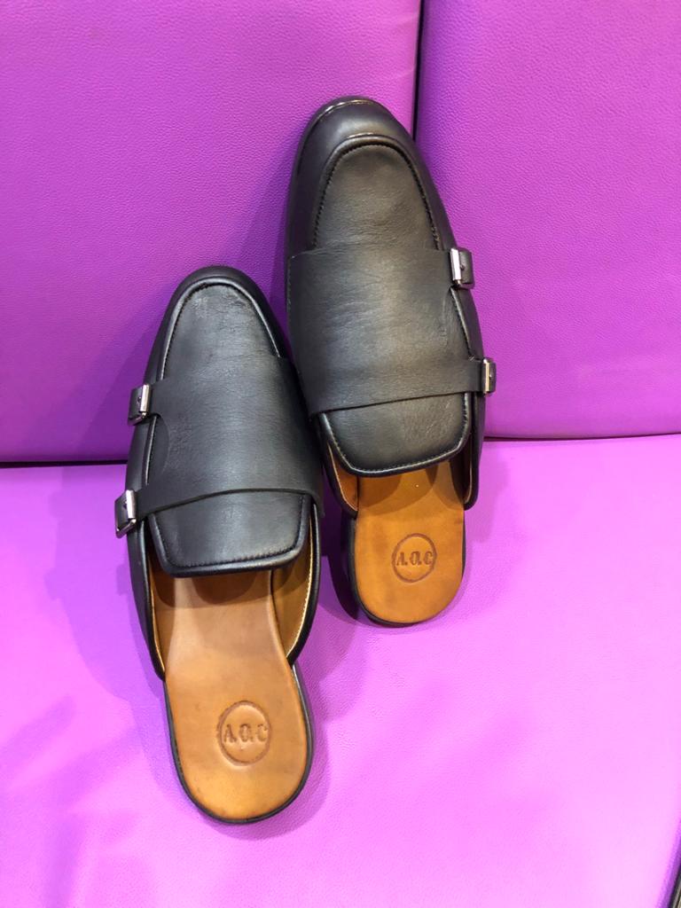 Aoc_MenWardrobe's tweet photo. An outfit is never complete without a GOOD footwear!!!! 
Shoe Price: N17,000
Mule: N15,000
(Different colours and designs available)
#Handmade #bbnaijalockdown2020
#BBNaijia #ChampionsLeague #kiddrica #bespoke https://t.co/YfAWktmxEP