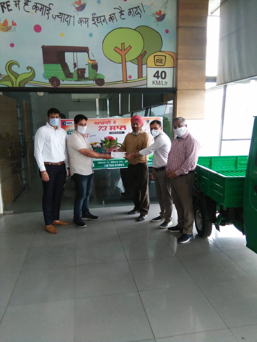 THINKGasIndia's tweet photo. THINK Gas congratulates the proud customers on purchasing a new #CNG vehicle. Also, a BIG thanks to them for contributing, towards freedom from pollution and switching to clean fuel. #KhulKeSaansLo #IndependenceDay

@Maruti_Corp @bajaj_ltd #PiaggioCommercialIndia https://t.co/ZafEEHJR27