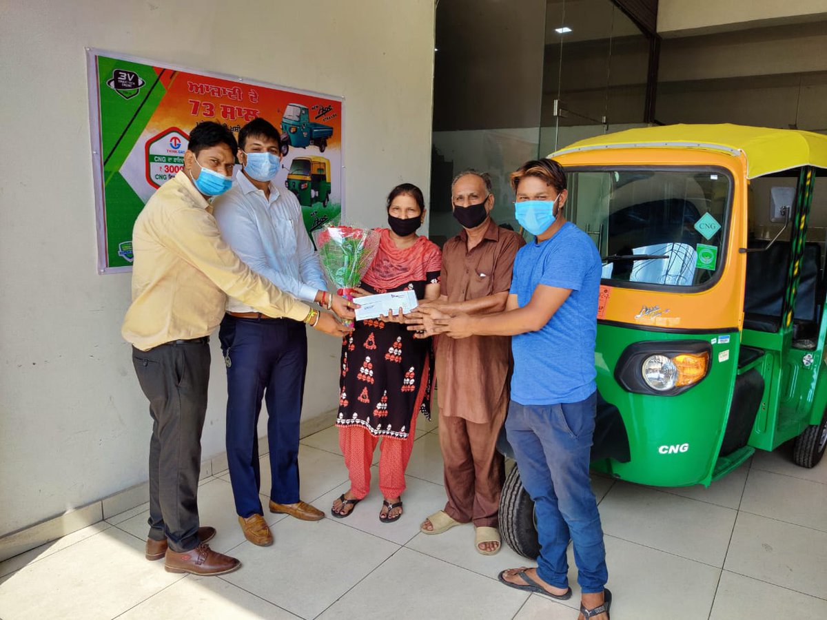 THINKGasIndia's tweet photo. THINK Gas congratulates the proud customers on purchasing a new #CNG vehicle. Also, a BIG thanks to them for contributing, towards freedom from pollution and switching to clean fuel. #KhulKeSaansLo #IndependenceDay

@Maruti_Corp @bajaj_ltd #PiaggioCommercialIndia https://t.co/ZafEEHJR27