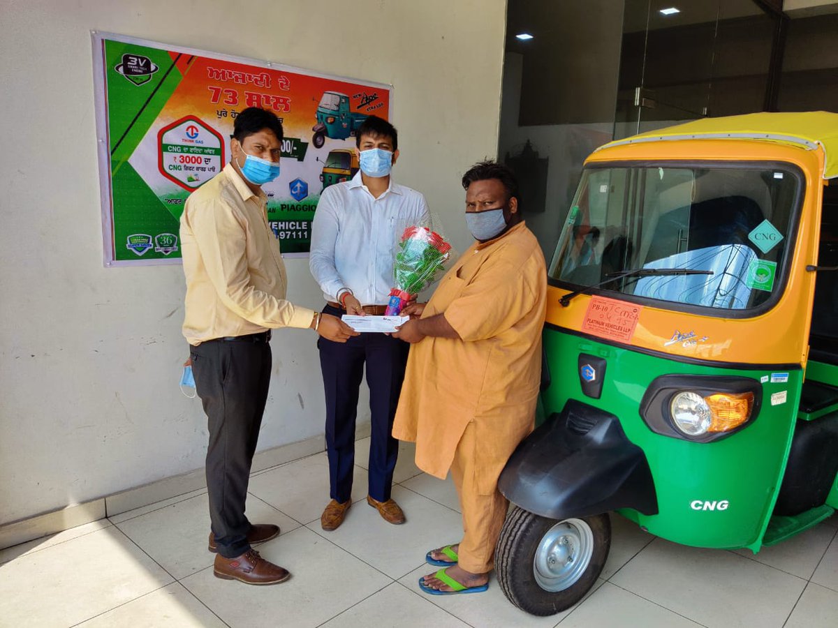 THINKGasIndia's tweet photo. THINK Gas congratulates the proud customers on purchasing a new #CNG vehicle. Also, a BIG thanks to them for contributing, towards freedom from pollution and switching to clean fuel. #KhulKeSaansLo #IndependenceDay

@Maruti_Corp @bajaj_ltd #PiaggioCommercialIndia https://t.co/ZafEEHJR27