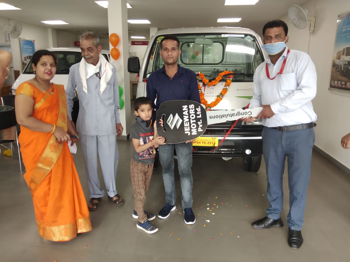 THINKGasIndia's tweet photo. THINK Gas congratulates the proud customers on purchasing a new #CNG vehicle. Also, a BIG thanks to them for contributing, towards freedom from pollution and switching to clean fuel. #KhulKeSaansLo #IndependenceDay

@Maruti_Corp @bajaj_ltd #PiaggioCommercialIndia https://t.co/ZafEEHJR27