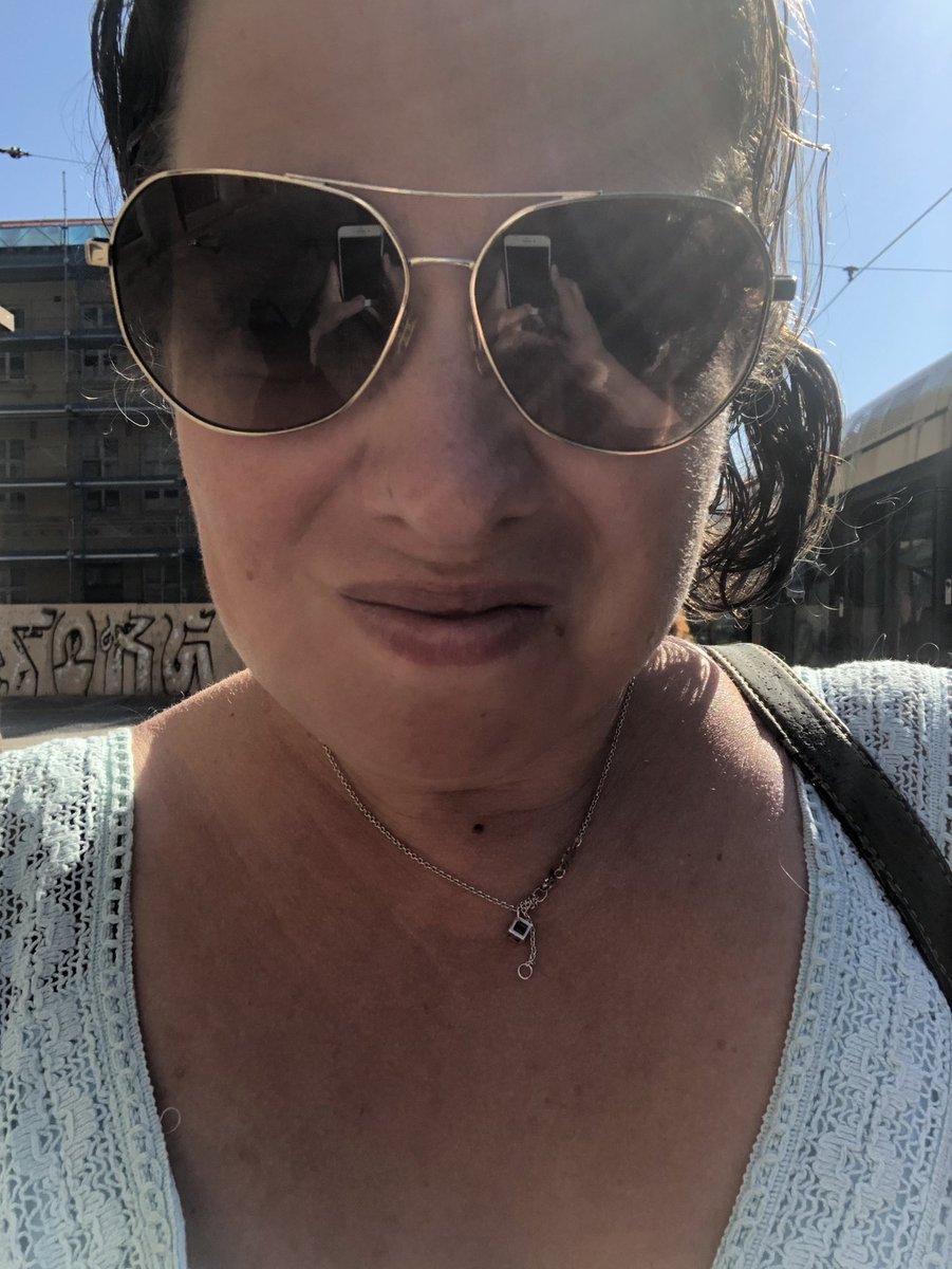 skaraben's tweet photo. Rockar loss sluttampen på semestern med lite morgonfika i solen med bästa syskonbarnen. #mitticity https://t.co/r9wHO4SCHv