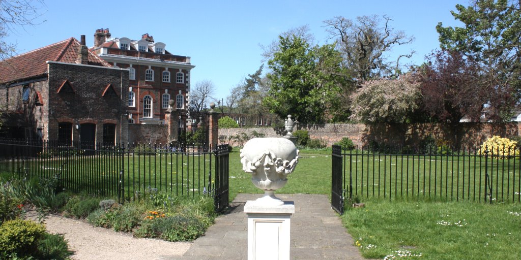 Guided_Walks's tweet photo. Have you been to Rainham Hall?
From Harle’s bedroom he could see the quay where ships were supposed to be unloading.
Learn more: https://t.co/19mIW8ZtlU
#Rainham #londonhistory #rainhamhall https://t.co/BMoZoKHvSs