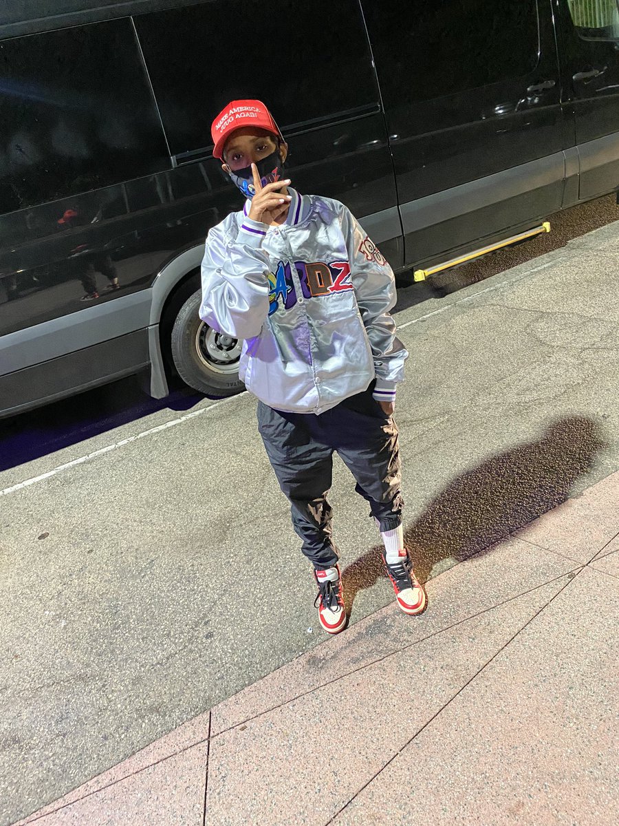 saiat930's tweet photo. she wanna get to knw me she knw im btta bag💰they say #s don’t lie, men & women do 💯 -Dej S/O @DeJLoaf in her Loardz jacket🤞🏽 #Loardz #RYLU #JokesUp https://t.co/e3SNrGliBY