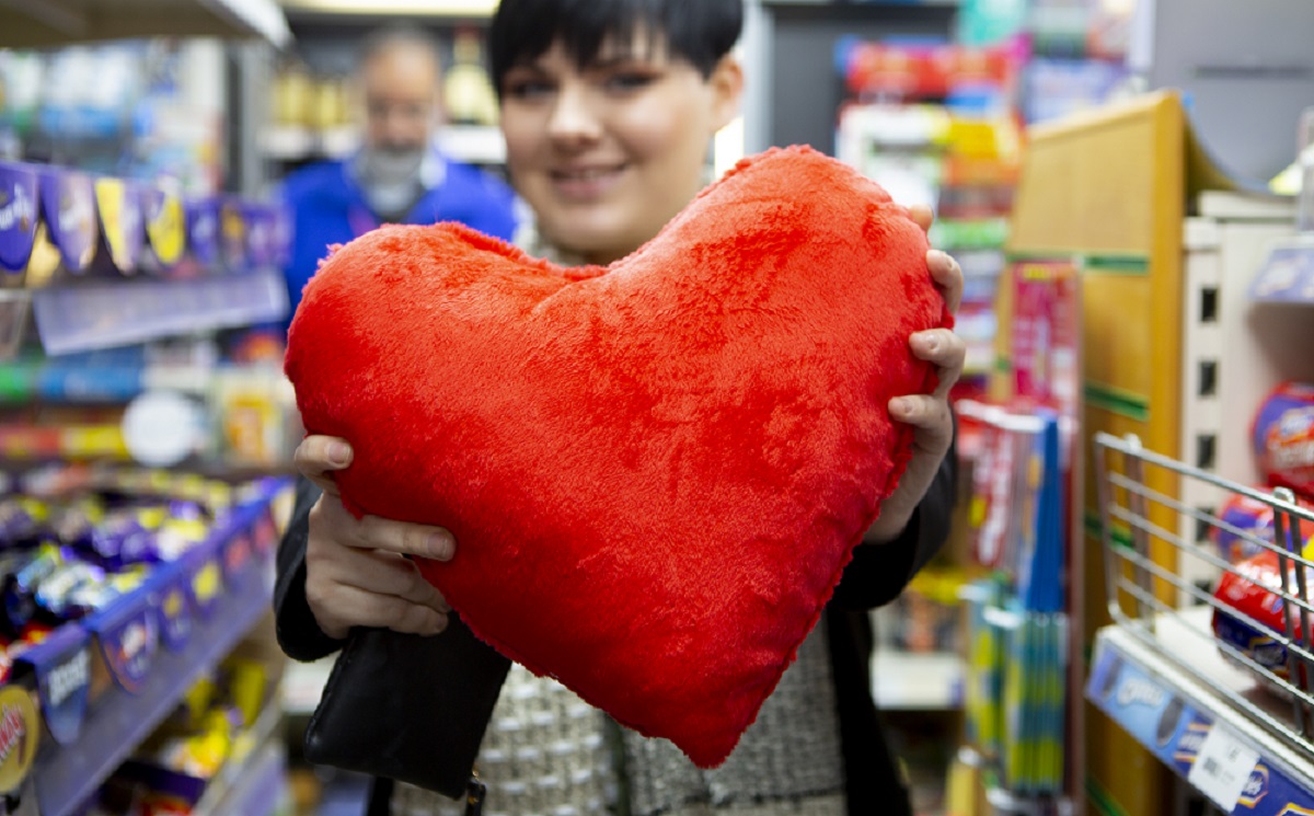 Payzone_UK's tweet photo. When you #ShopLocal you're:

🏬Helping to save our high streets
💷Supporting the local economy
📈Helping our national recovery
💛Saving the heart of your local community

Play your part in #ShopLocalWeek and visit your favourite independent retailer.

https://t.co/kfhtmKa7uC https://t.co/5nQTLdA7OT