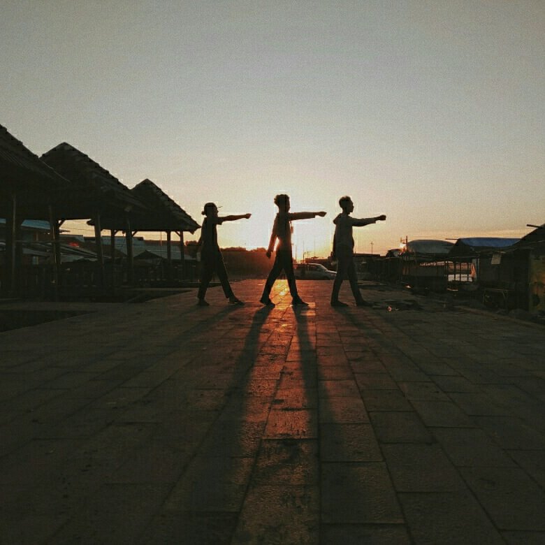 rifkyasat_'s tweet photo. Pantai dan senja, kolaborasi terbaik untuk penenang hati dari segala kondisi yg diciptakan semesta. #shotbyphone #playwithshadow https://t.co/9pagqIjI3V