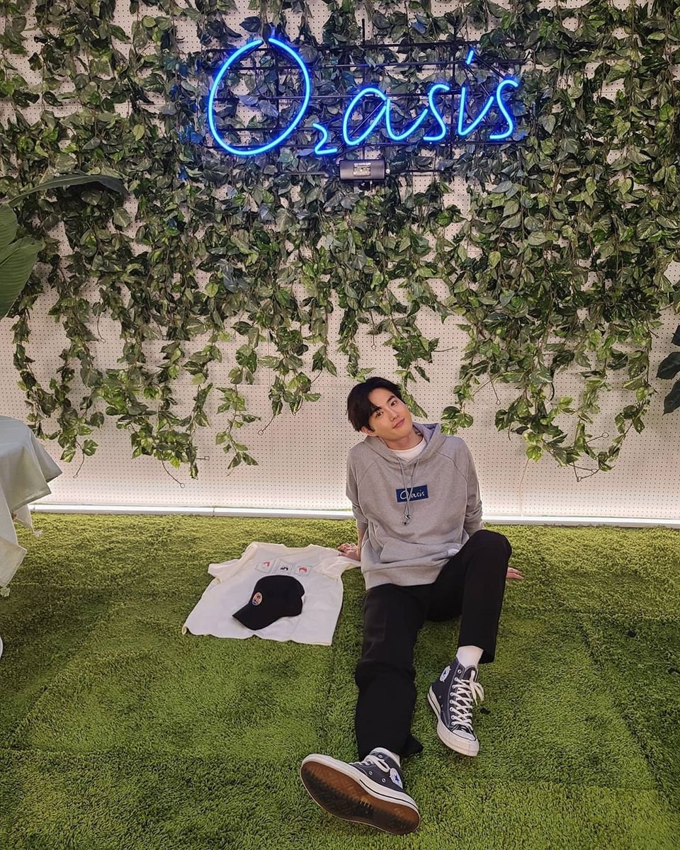 200412SUHO insta update"EXOLs let's be happyMade in COTTON Kim 100%"