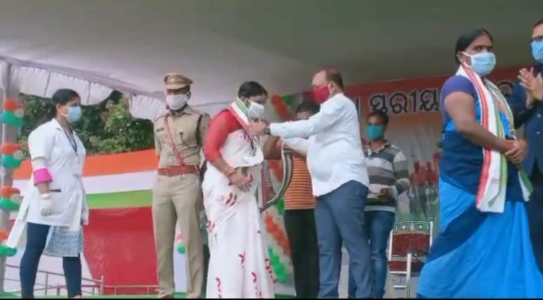 SubhasriDas2's tweet photo. #Appreciated  as COVID warrior by Minister Premananda Nayak at GCD Ground RAYAGDA https://t.co/dPj8wpyBgK
