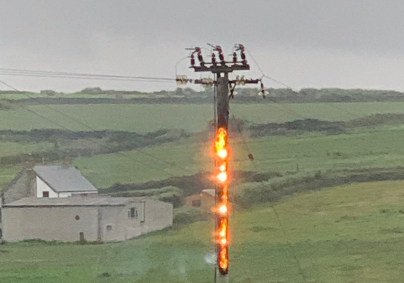 CornwallLive's tweet photo. Video footage captures the dramatic moment a blazing electricity pylon collapses in Cornwall, leaving over 700 people without power 
https://t.co/m010StPADl https://t.co/cEU5hM3fbR