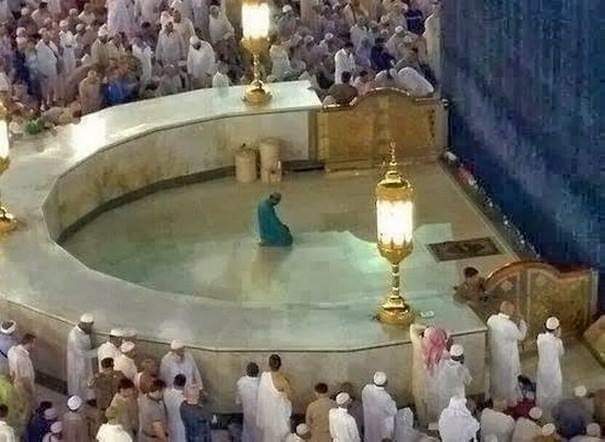 kopiahhijau25's tweet image. Solat dalam Hijr Ismail ini istimewa kerana ianya sebahagian dari tapak asal Kaabah.

Perhatikan baik-baik, apa yang pelik dengan gambar ini ???