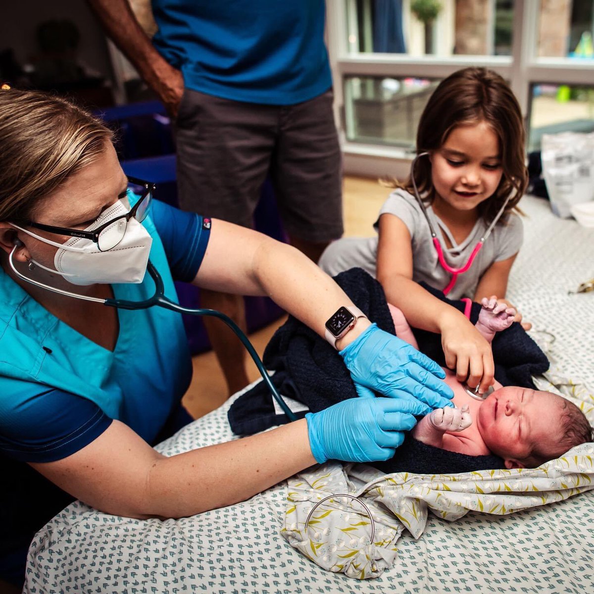 MetroMidwifery's tweet photo. Teaching is an important part of #midwifery. This little apprentice was eager to learn how to do all the things. 😍 @_nicoleerin_ 📸 by @monetnicolebirths #denverbirth #homebirth #metromidwifery #midwife #homebirthmidwife #preceptor #midwifenedra #midwifegina https://t.co/MTyEK30INs