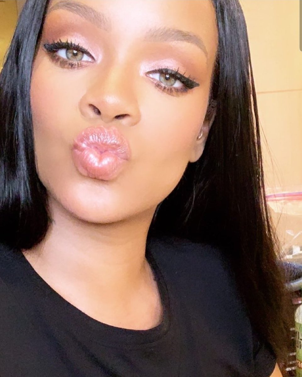 tracklist's tweet photo. Através do Instagram, o The Shade Room repostou um vídeo da sósia brasileira da Rihanna e a cantora comentou: "Cadê o álbum, mana? #R9" https://t.co/w1CZvXz4xX