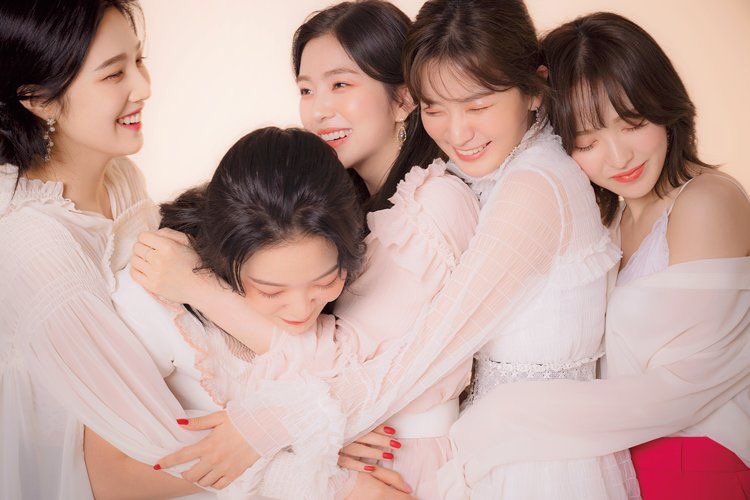 Waniluv1's tweet photo. Red Velvet
~the only girl group who captured my heart 💜💚💛💙💗 https://t.co/hT8FgAy5o1