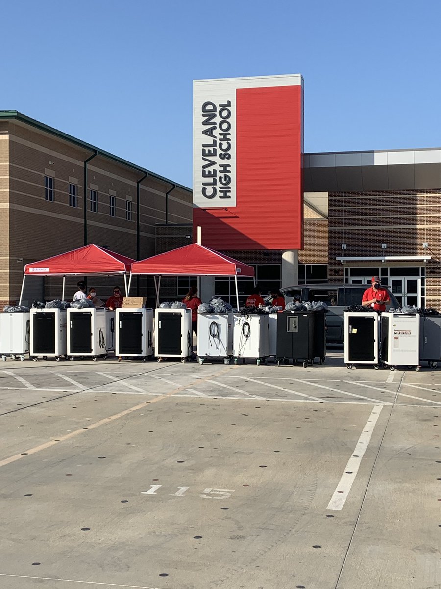 DominguezAlvina's tweet image. AM shift w/ @AnastasiaMacke2 @ClevelandISDTX for our student Chromebook Distribution Day! #RemoteLearning #AllStudents #HighLevels