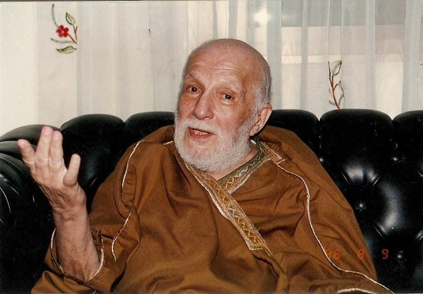 heekma's tweet photo. أحبّوا بعضَكُم فالفراق لا يعطي إنذاراً ..واسألوا عن بعضكم فلا أحد يعلم متى ستكون آخر مكالمة أو لقاء .. وتحمَّلوا بعضكم فإن كلمة "يا ليت" لن تُعيد الذي رحل .. وتذكّروا كلمة طيبة في الحياة خيرٌ من قبلة على جبين ميّت ..!

- علي الطنطاوي https://t.co/nUrCGcSg4f