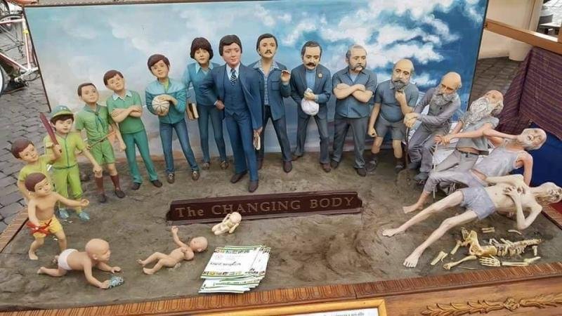 İnsan 16 yaşındayken dünyayı değiştireceğini düşünür.18 olduğunda düşünceleri sert bir kayaya çarpar. 20 yaşına geldiğinde hiçbir şey değiştiremeyeceğini anlar 25 yaşına geldiğinde ise dünyanın onu değiştirdiğini fark eder.
Ve insan 25 yaşında ölür, 75 yaşında gömülür.
Tarkovski