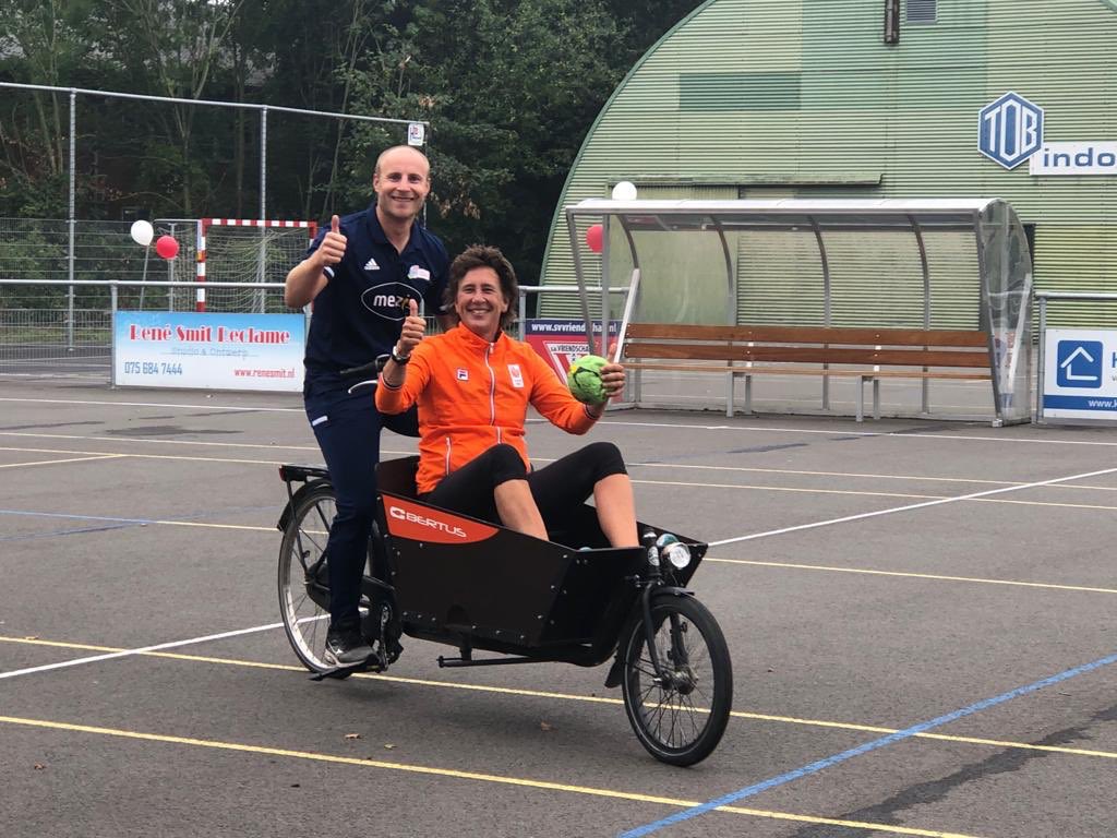 HVHellas's tweet photo. Onze walking handballers zijn 1e en 3e geworden op het toernooi van @svvriendschap olv @leonvanschie13 

Duimpje omhoog voor deze toppers! @Ouderenfonds @Oldstars_nl @Menzis https://t.co/ZLQQiNAPj4