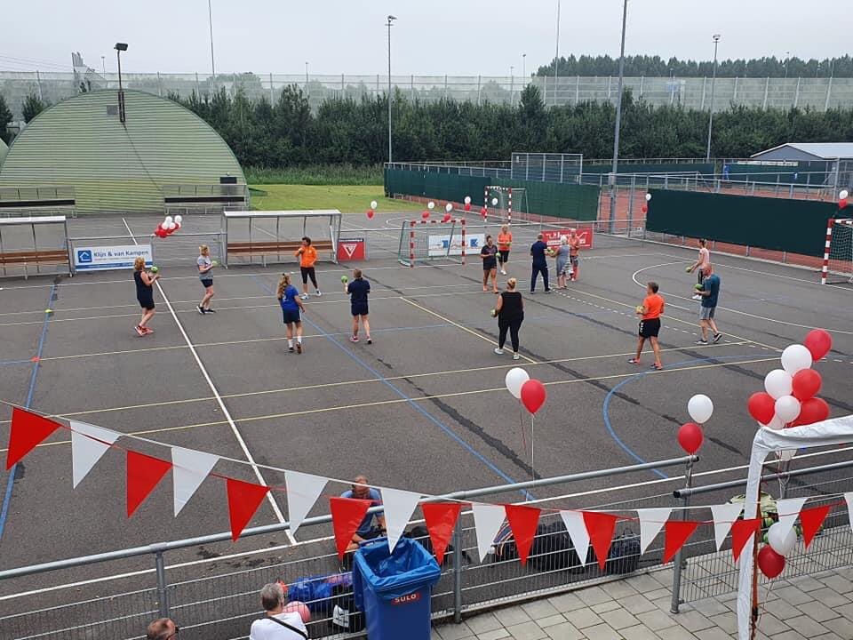 HVHellas's tweet photo. Onze walking handballers zijn 1e en 3e geworden op het toernooi van @svvriendschap olv @leonvanschie13 

Duimpje omhoog voor deze toppers! @Ouderenfonds @Oldstars_nl @Menzis https://t.co/ZLQQiNAPj4