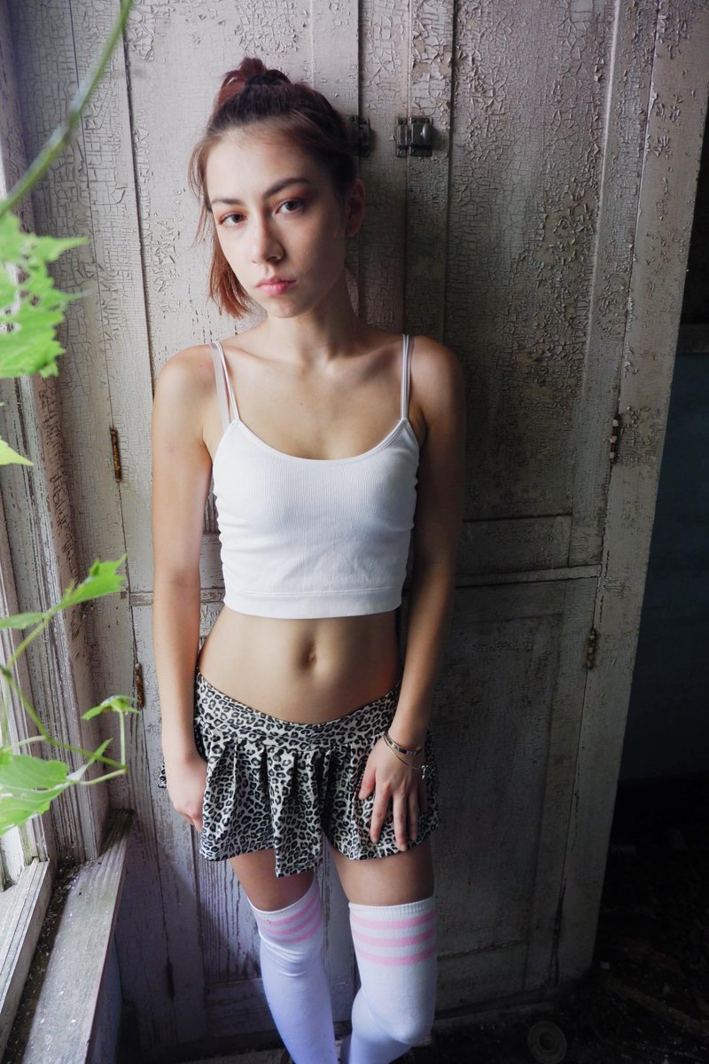 thugwafflexoxo's tweet photo. good morning peeps! 🌿 I don't usually like my hair up but here I do https://t.co/wguiAyV8FP