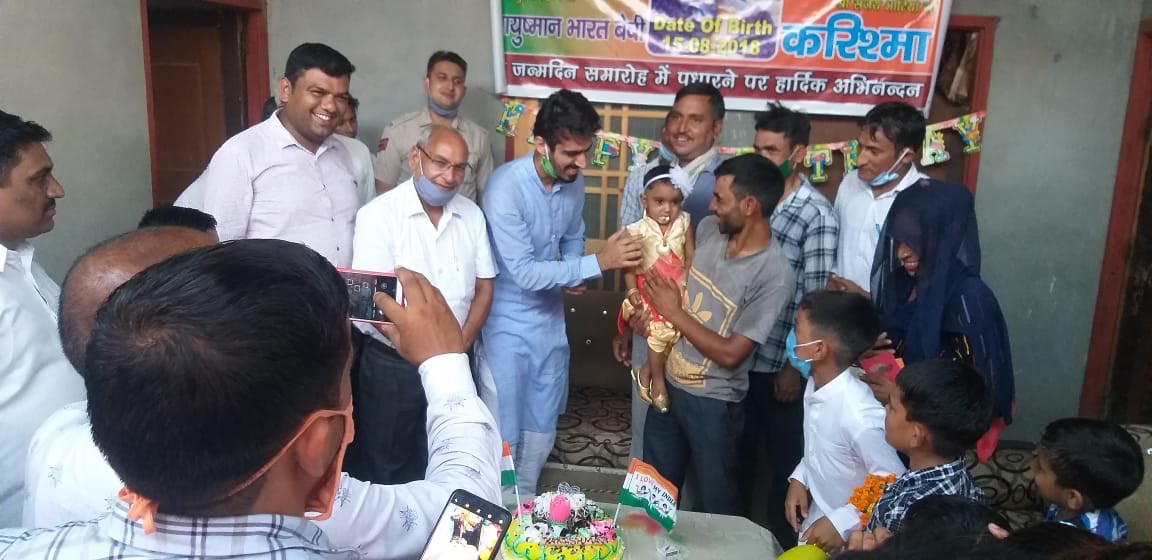 bjpsanjaybhatia's tweet photo. आज करिश्मा दो वर्ष की हो गई पर लगता है जैसे कुछ ही दिन पहले की बात हो जब घिसरपुरी, करनाल से अमित जी अपनी पत्नी मौसमी देवी को लेकर अस्पताल आए और करिश्मा का जन्म हुआ।
ईश्वर से आयुष्मान भारत योजना की पहली लाभार्थी #AbBaby करिश्मा के उज्जवल भविष्य की कामना करता हूँ।
@AyushmanNHA https://t.co/x7x3NzyGCJ