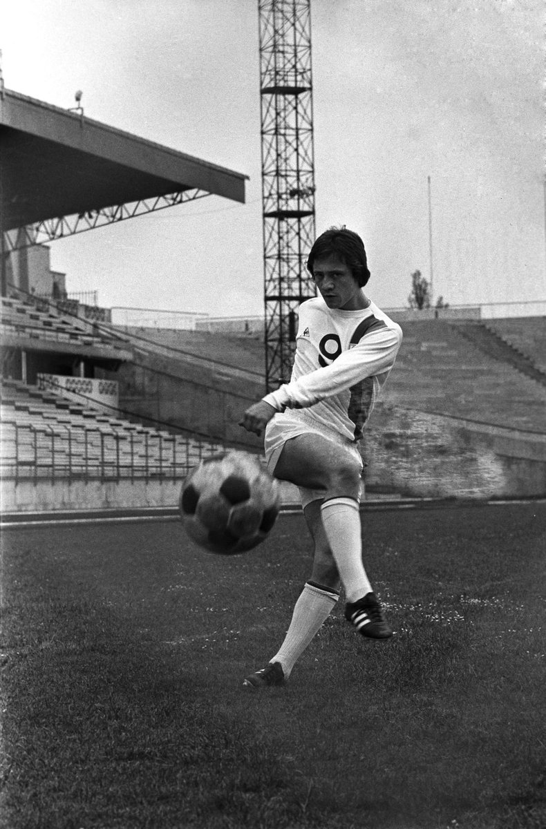 Futbolismo Joyeux Anniversaire Bernardlacombe Lacombe Began His Professional Career With Hometown Club Ol In 1969 He Earned His First Cap For France In 1973 He Went On To Represent Futbolismo Joyeux Anniversaire Bernardlacombe Lacombe Began His Professional Career With Hometown Club Ol In 1969 He Earned His First Cap For France In 1973 He Went On To Represent