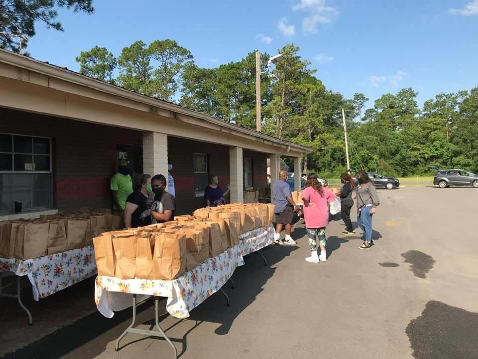 thehousespirit's tweet photo. Happening NOW....We here to serve ...House of the Lord, 2000 W. 4th St., Hattiesburg, MS. There’s a blessing waiting for you Today, Saturday, August 15 9AM -12PM or until all food bags are distributed..300 families will be blessed today!! @WJTV @wloxtv @Hattiesburg_MS  @educellen https://t.co/7OBLInrj1w