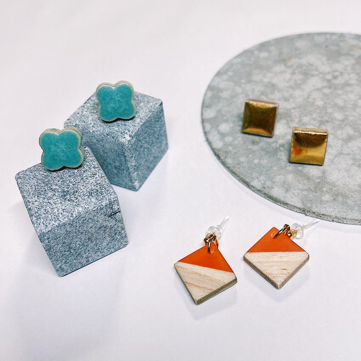 夫が家用の樹脂ピアスを作ってくれたので、台紙を作ったりブツ撮りしたり絵を描いて遊んでたら「リソース割く方向間違ってる」って言われたしわたしもそう思う
ピアスかわいい