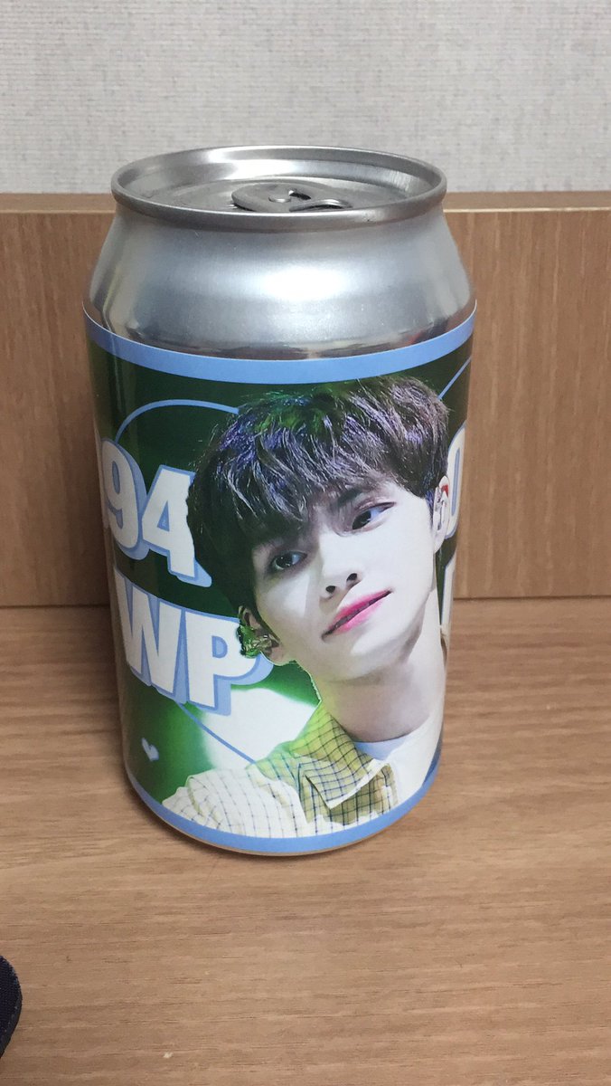 _u2me's tweet photo. 미치겟다.. 유물 발견함ㅜㅜ 작년 김원필 생일캔 아직도 안깜.. 이거 이제 준청산가리 아냐? 자가 연금술 해서 독극물 됐을듯 https://t.co/VZo9W5JahB