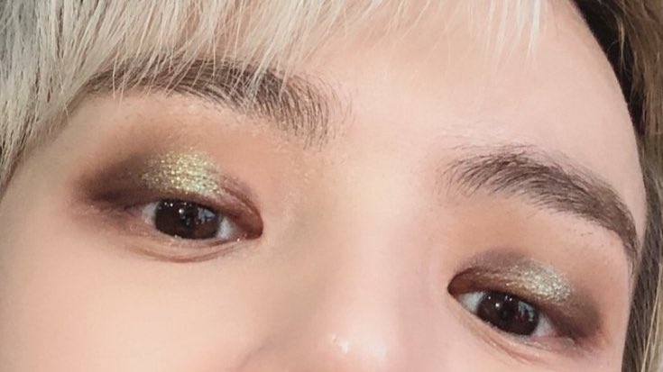 showhosbby's tweet photo. let’s talk about minhyuk with glittery eyeshadow https://t.co/TExS2wBbAP