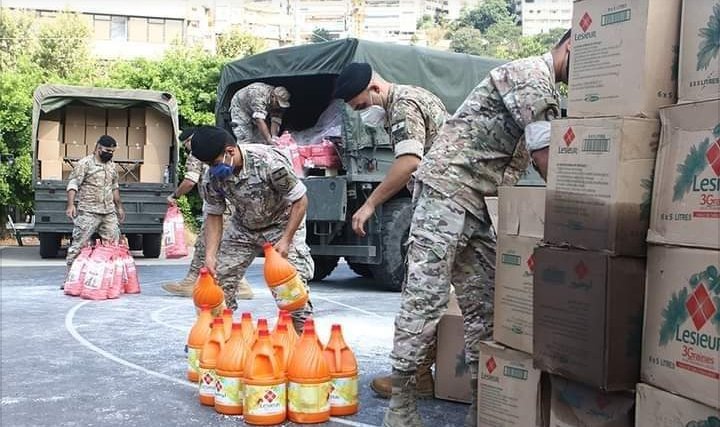 RMAiForce's tweet photo. The Lebanese army distributes Moroccan food aid to the Beirut explosion #لبنان https://t.co/l9BPic4coI