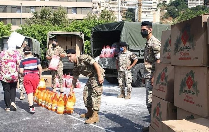 RMAiForce's tweet photo. The Lebanese army distributes Moroccan food aid to the Beirut explosion #لبنان https://t.co/l9BPic4coI