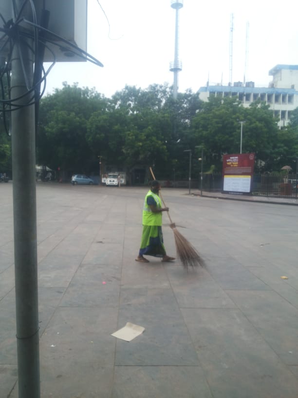 SBM_AMC's tweet photo. તા.૧૫/૦૮/૨૦ના રોજ શહેરના મધ્ય ઝોનમાં ખુલ્લા પ્લોટ, એન્ટ્રી પોઈન્ટ તથા જાહેર સ્થળો પર સઘન સફાઈ ઝુંબેશ કરવામાં આવેલ છે. https://t.co/b02F974LWt