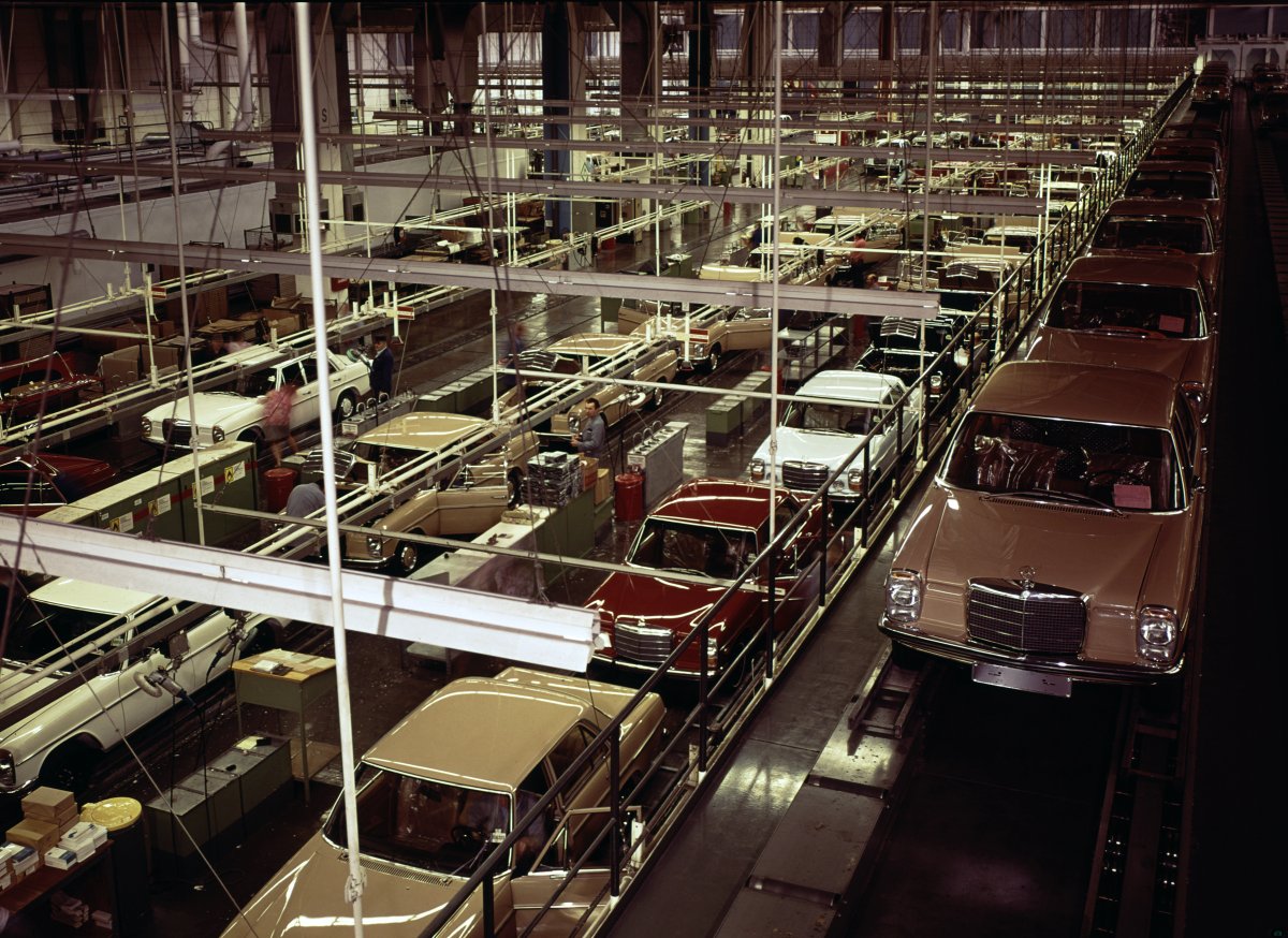 MB_Museum's tweet photo. Production of the 114 and 115 series at the Mercedes-Benz Sindelfingen plant. The current E-Class is still being produced here today. #MBclassic https://t.co/2F8obPfK8z