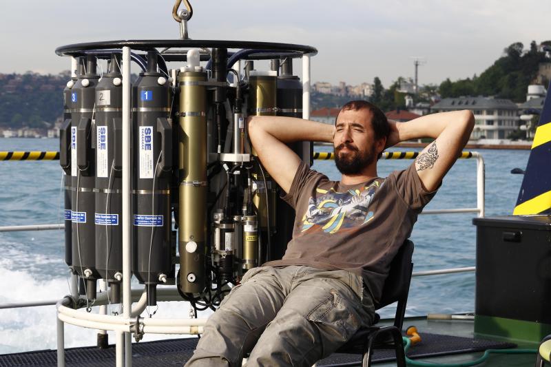 NoyanYilmaz's tweet photo. Following up @PeterMacreadie on #FieldWorkFlashBack, surveying oil pollution, hauling some plankton samples, taking a break while cruising Strait of Istanbul and checking krill larvae during a night dive #pollution, #planton, #istanbul, #polarstern. https://t.co/5seanSfy3f