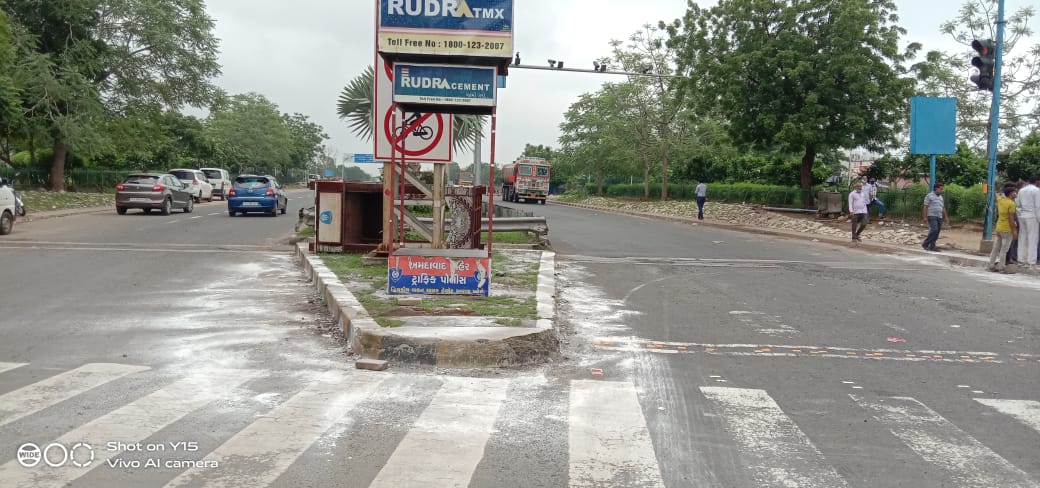 SBM_AMC's tweet photo. ગંદકી ભારત છોડો અભિયાન અંતર્ગત તા.૧૫/૦૮/૨૦ના રોજ શહેરના દક્ષિણ ઝોનનાં વૉર્ડમાં આવેલાં ખુલ્લા પ્લોટ, એન્ટ્રી પોઈન્ટ તથા જાહેર સ્થળો પર સઘન સફાઈ ઝુંબેશ કરવામાં આવેલ. https://t.co/s9AMOgoMhp