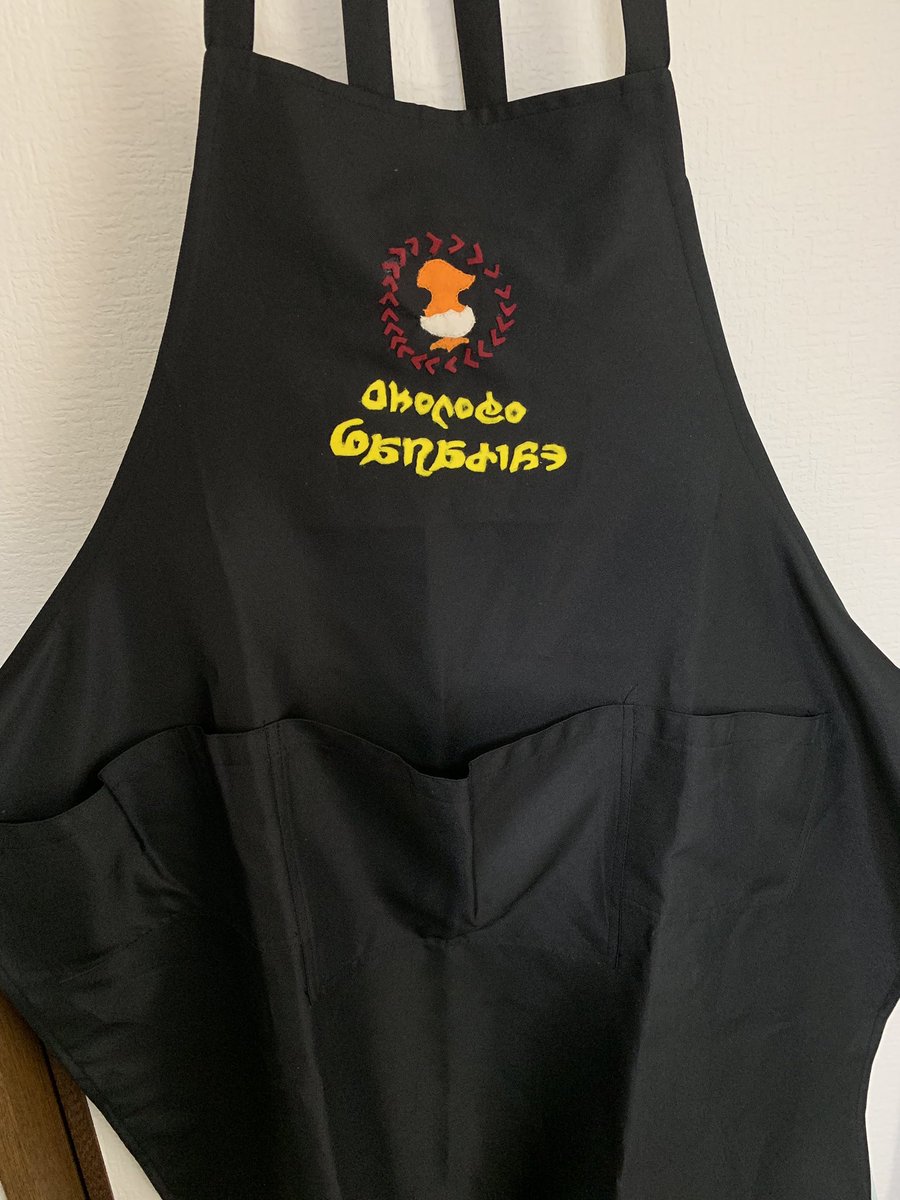 kuma_908's tweet photo. あまりにも可愛いかったクラフトマンエプロンですが、何を思ったかリアル裁縫レベル2ぐらいの俺が作ってみましたww

流石に刺繍とか無理なのでフェルト切って貼って…ええ、文字の水平出ませんでしたww 小学生レベルで笑うw https://t.co/p2vftq7YAK