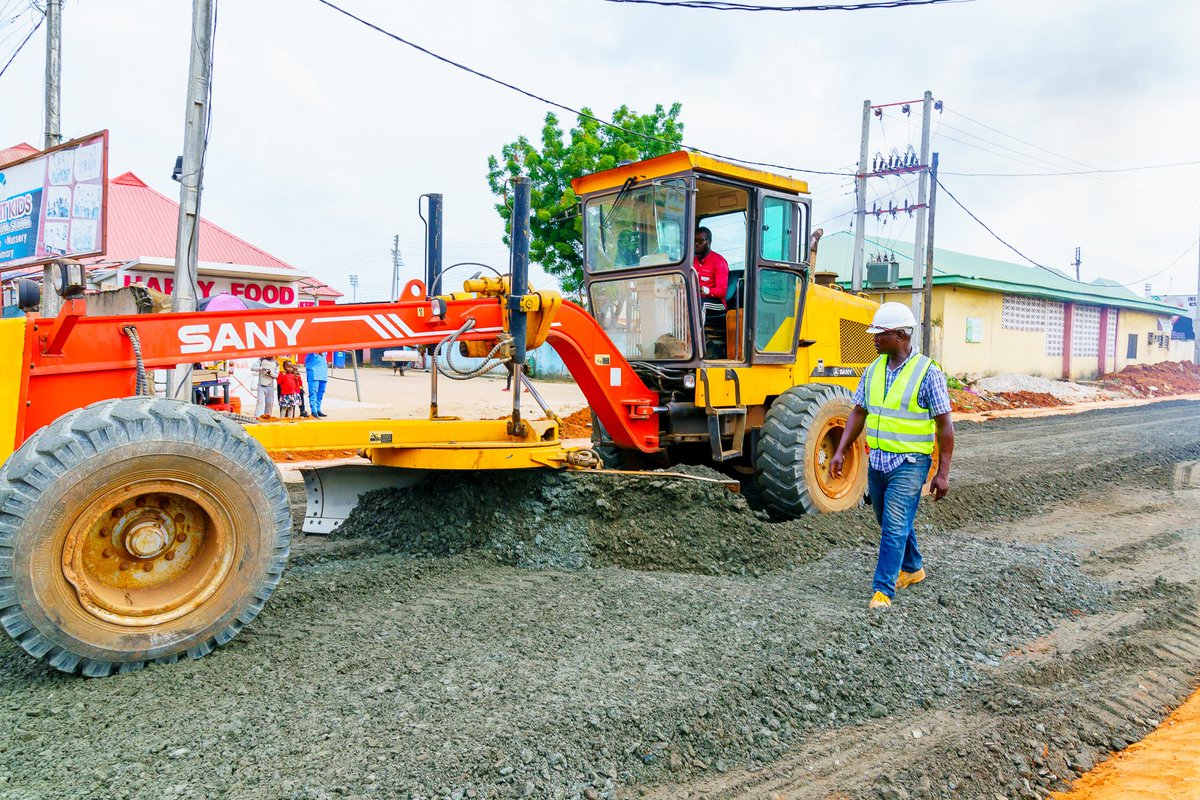 Hope_Uzodimma1's tweet photo. 1/In a related development, we seized the opportunity of commissioning some of the roads we have completed in Imo to also inspect several other on-going and nearly completed road projects, including canals and drainages. https://t.co/Y6rfx2Bfh2