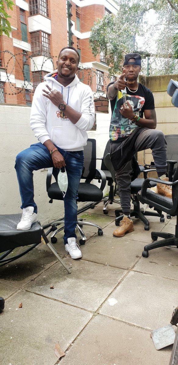 djflashkenya's tweet photo. Jeshi la Mtu βοΈπ£ kaa Tayari kwa mlipuko wa burudani #MsetoExtra Saba hadi Kumi pamoja na @mzaziwillytuva @radiocitizenfm #DjFlashKenya #MsetoReggaeMixx https://t.co/TGswiG4f6h