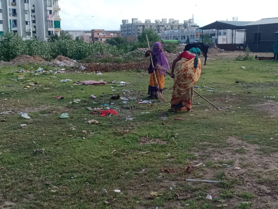 SBM_AMC's tweet photo. ગંદકી ભારત છોડો અભિયાન અંતર્ગત તા.૧૫/૦૮/૨૦ના રોજ શહેરના પૂર્વ ઝોનનાં વૉર્ડમાં આવેલાં ખુલ્લા પ્લોટ, એન્ટ્રી પોઈન્ટ તથા જાહેર સ્થળો પર સઘન સફાઈ ઝુંબેશ કરવામાં આવેલ. https://t.co/wmnK9gFlOD