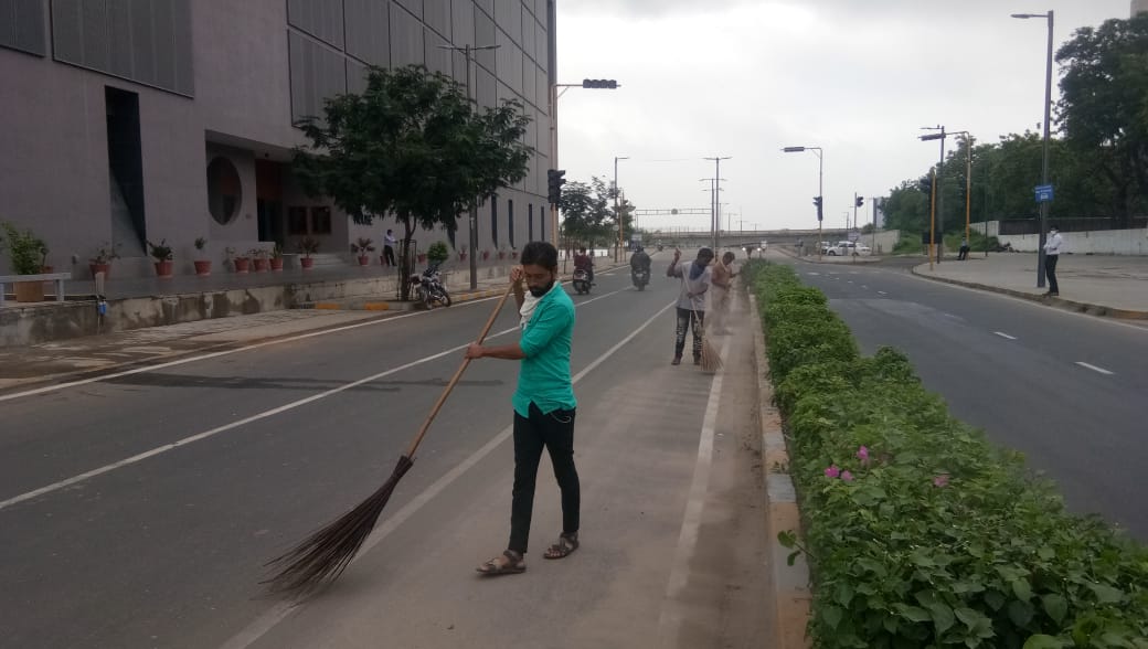 SBM_AMC's tweet photo. ગંદકી ભારત છોડો અભિયાન અંતર્ગત તા.૧૫/૦૮/૨૦ના રોજ શહેરના ખુલ્લા પ્લોટ, એન્ટ્રી પોઈન્ટ તથા જાહેર સ્થળો પર સઘન સફાઈ ઝુંબેશ https://t.co/hvveReid0N