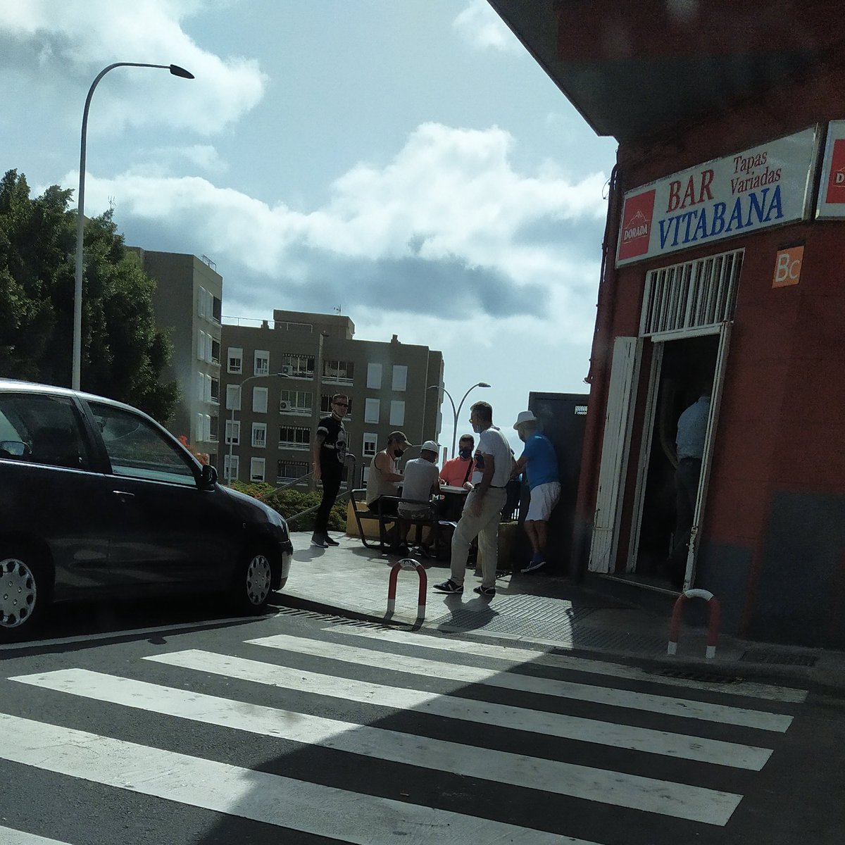 TransparenciaTF's tweet photo. Hola @PoliciaLocalSC @BermudezSCT, este grupo de "Caballeros" justo al lado del bar Vitabana (C/ Francisco Pizarro), llevan todo el día fumando, sin marcarilla en medio de la calle. ¿Se acuerda algún funcionario policial? Gracias, https://t.co/kPpPwcqQeE