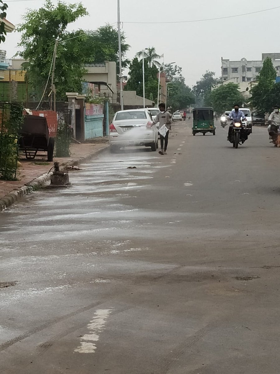 SBM_AMC's tweet photo. ગંદકી ભારત છોડો અભિયાન અંતર્ગત તા.૧૫/૦૮/૨૦ના રોજ શહેરના ઉત્તર ઝોનમાં આવેલાં ખુલ્લા પ્લોટ, એન્ટ્રી પોઈન્ટ તથા જાહેર સ્થળો પર સઘન સફાઈ ઝુંબેશ કરવામાં આવેલ. https://t.co/Way5Y4fG4v