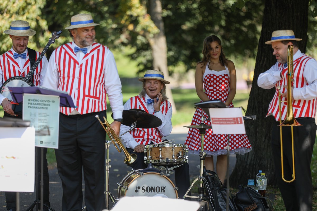 Nākamā "Sunny Groove Dixie" uzstāšanās būs no 17.00 līdz 17.45 Juglā pie Velnezera no Valdera ielas puses.