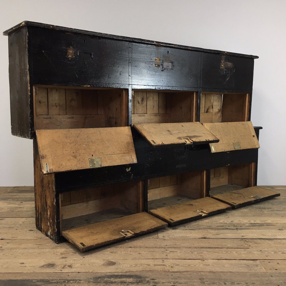 RailwayCotAntiq's tweet photo. A lovely pair of vintage pitch pine 3 seater footlockers from an old sports pavilion. Now looking to come on in the second half as hallway storage 🙂👍🏼 
DM for price
https://t.co/aAm5Bm4sQU
https://t.co/WqTVbnugYu 
H 51 x W 165 x D 30 cm approx
#footlockers #benchseating #patina https://t.co/lgFywDWOEa