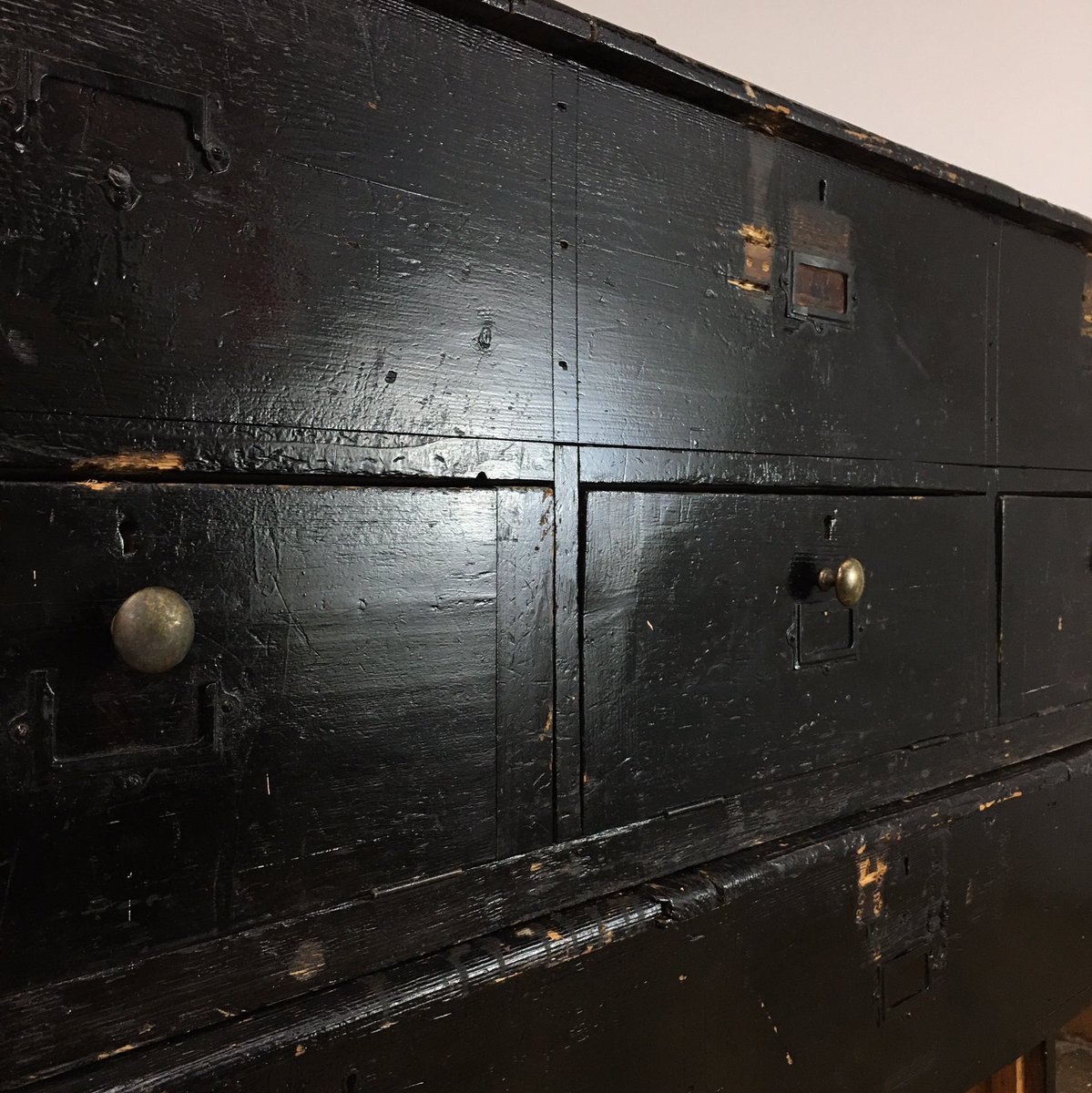 RailwayCotAntiq's tweet photo. A lovely pair of vintage pitch pine 3 seater footlockers from an old sports pavilion. Now looking to come on in the second half as hallway storage 🙂👍🏼 
DM for price
https://t.co/aAm5Bm4sQU
https://t.co/WqTVbnugYu 
H 51 x W 165 x D 30 cm approx
#footlockers #benchseating #patina https://t.co/lgFywDWOEa