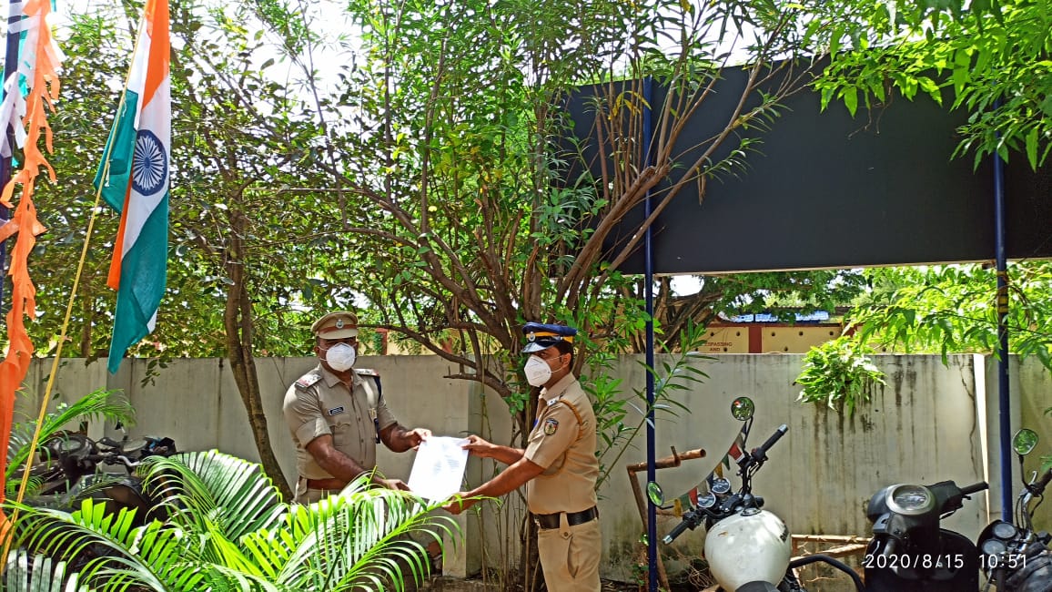 കോവിഡ് -19 മഹാമാരിക്കെതിരെയുള്ള മുന്നണിപ്പോരാളികൾക്ക് വലിയതുറ പോലീസ് സ്റ്റേഷന്റെ ആദരം