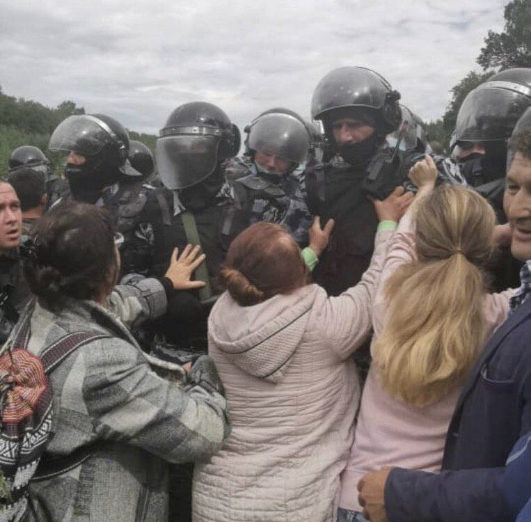 navalny_ufa's tweet image. Мужчин из лагеря защитников Куштау увезли. Остались женщины и дети. И тут приехали космонавты. Что делает Хабиров? Направляет силовиков против чьих-то жён и матерей. Как вам такое? #КуштауЖиви